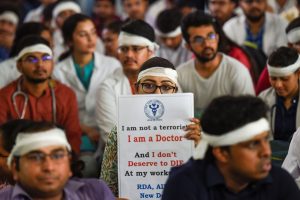 New Delhi: Members of Resident Doctors Association (RDA) of AIIMS wearing bandages on their heads protest to show solidarity with their counterparts in West Bengal, who stopped work on Tuesday protesting against the assault on their colleagues, in New Delhi, Friday, June 14, 2019. (PTI Photo/Kamal Singh)(PTI6_14_2019_000024B)