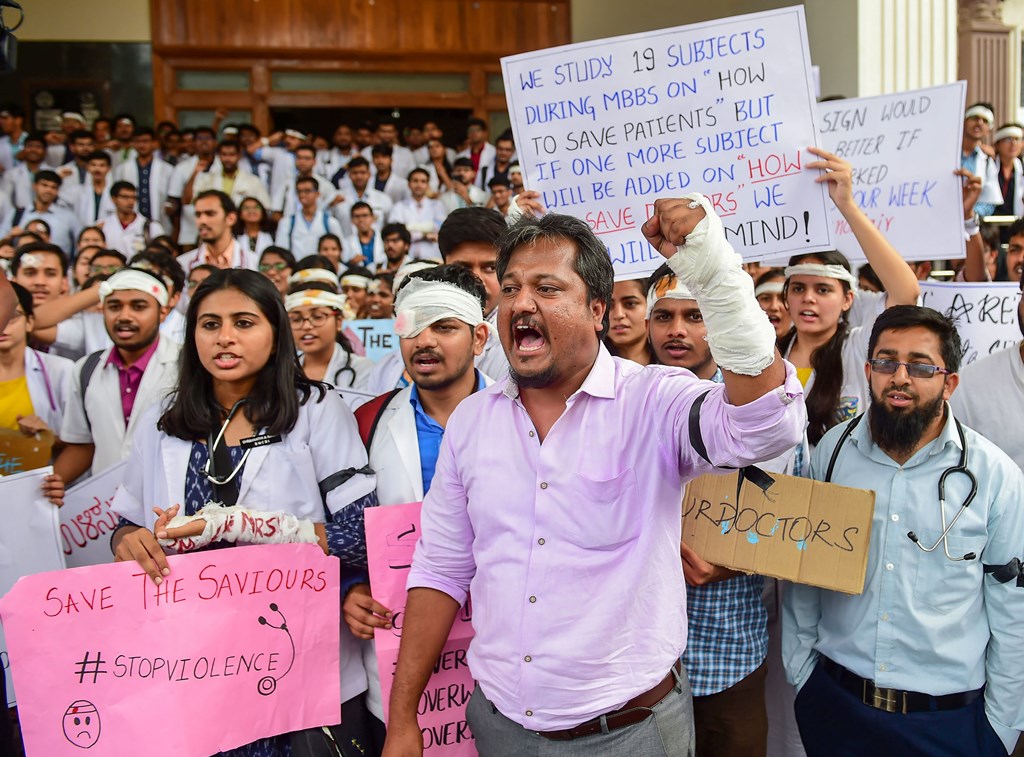 Bengaluru: Doctor and medical students hold placards as they protest to show solidarity with their counterparts against the assault on their colleagues in Kolkata, in Bengaluru, Friday, June 14, 2019. (PTI Photo/Shailendra Bhojak) (PTI6_14_2019_000160B)