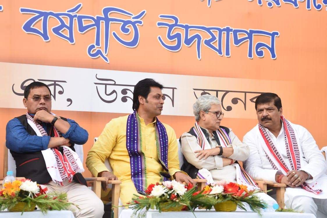 त्रिपुरा के मुख्यमंत्री बिप्लब देब (बाएं से दूसरे) के साथ सुदीप रॉय बर्मन (एकदम दाएं). (फोटो साभार: ट्विटर)
