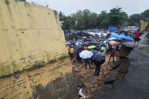 Malad: Rescue operations in progress at the site where a portion of a compound wall collapsed on shanties adjacent to it, in Pimpripada of Malad East, Mumbai, Tuesday, July 02, 2019. (PTI Photo/Shirish Shete )(PTI7_2_2019_000086B)