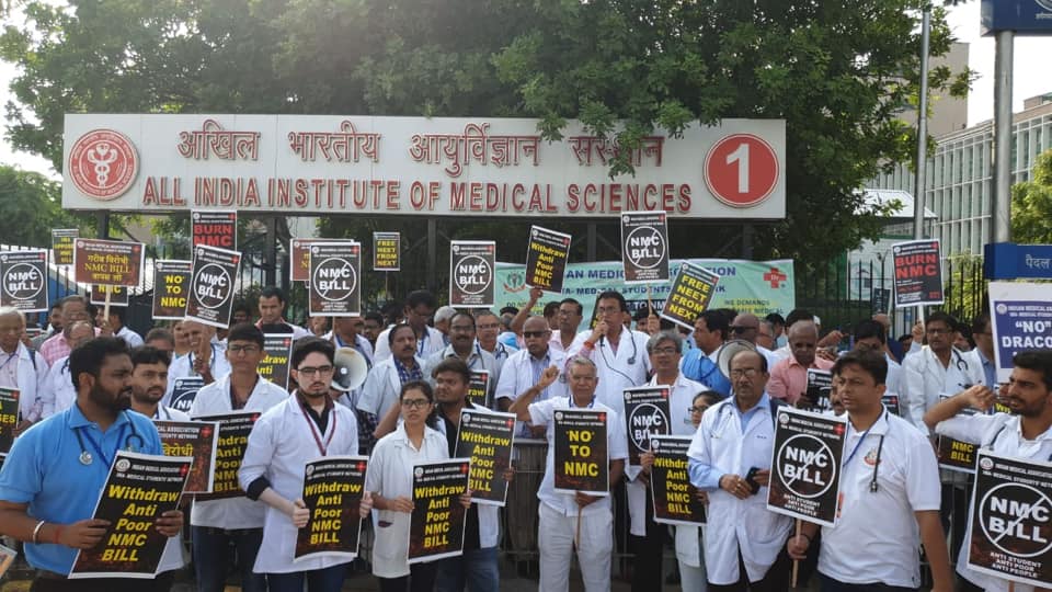एनएमसी बिल के विरोध में सोमवार को नई दिल्ली स्थित एम्स पर डॉक्टरों ने प्रदर्शन किया. (फोटो साभार: फेसबुक) 