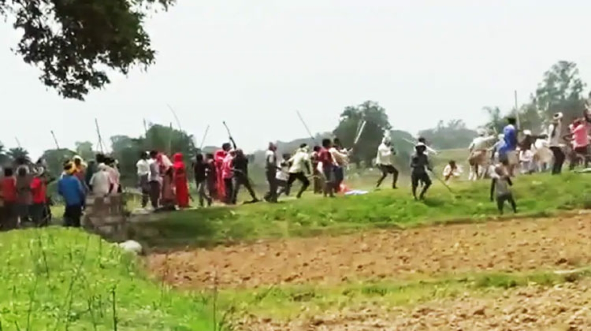 बीते 17 जुलाई को जमीन विवाद में सोनभद्र के उम्भा गांव में 10 लोगों की हत्या कर दी गई थी. (फोटो साभार: वीडियोग्रैब)