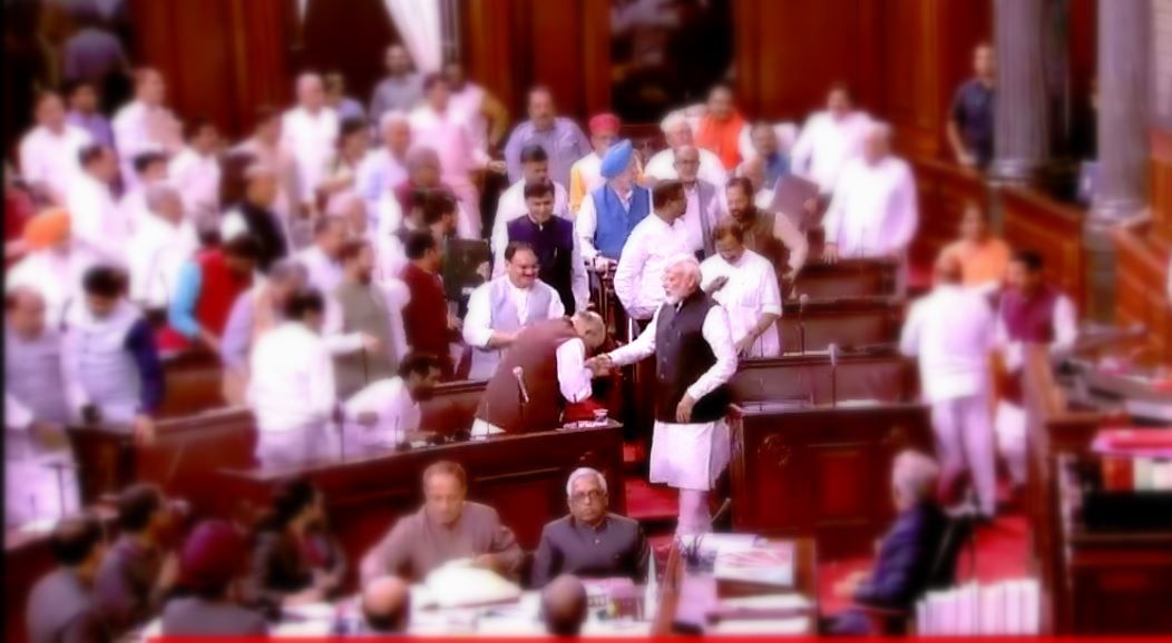 अनुच्छेद 370 पर राज्यसभा में वोटिंग के बाद गृहमंत्री अमित शाह के साथ प्रधानमंत्री नरेंद्र मोदी (फोटो साभार: राज्यसभा टीवी)