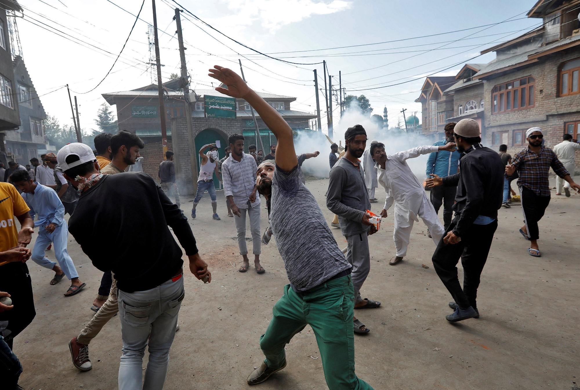 Kashmiri men throw stones towards Indian security forces during clashes following scrapping of the special constitutional status for Kashmir by the Indian government, in Srinagar, August 23, 2019. REUTERS/Adnan Abidi