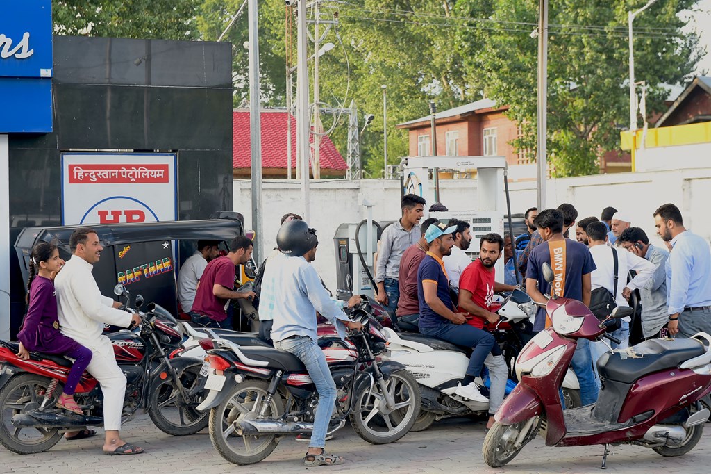 Srinagar: People line up outside a petrol pump in Srinagar, Friday, Aug. 2, 2019. An advisory asking tourists and Amar Nath Yatris to cut short their stay in Kashmir was put out by the army. (PTI Photo/S. Irfan)(PTI8_2_2019_000194B)