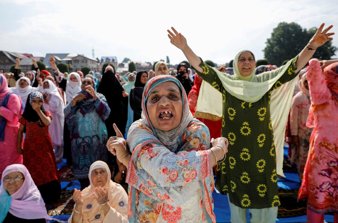 Kashmiri women shout pro-freedom slogans before offering the Eid-al-Adha prayers at a mosque during restrictions after the scrapping of the special constitutional status for Kashmir by the Indian government, in Srinagar, August 12, 2019. REUTERS/Danish Siddiqui