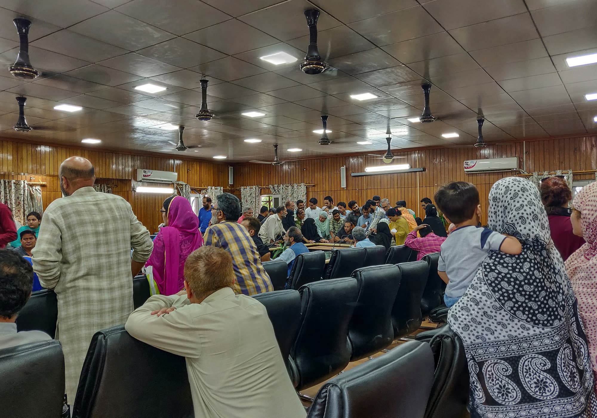 Kashmiris crowd around an official to use a phone at a goverment office, during restrictions after the scrapping of the special constitutional status for Kashmir by the government, in Srinagar August 10, 2019. REUTERS/Devjyot Ghoshal