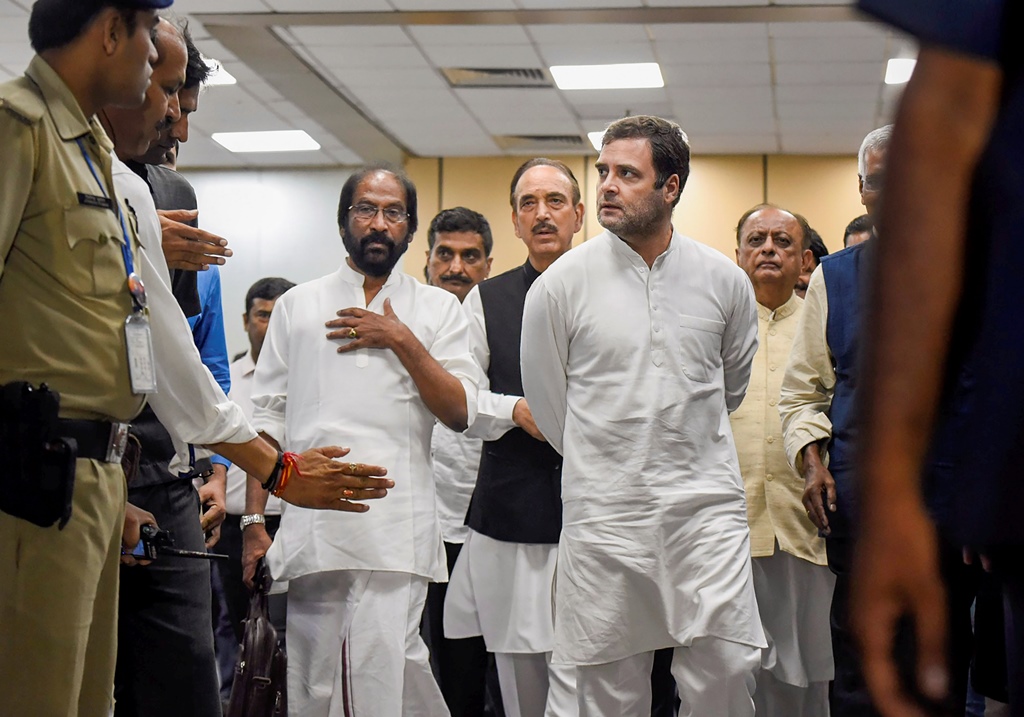 New Delhi: Congress leader Rahul Gandhi and Ghulam Nabi Azad return from Srinagar, at IGI airport in New Delhi, Saturday, Aug 24, 2019. A delegation of opposition leaders who visited Srinagar to assess the situation in the Kashmir Valley were sent back from the airport by J&K authorities. (PTI Photo/Ravi Choudhary)(PTI8_24_2019_000169B)