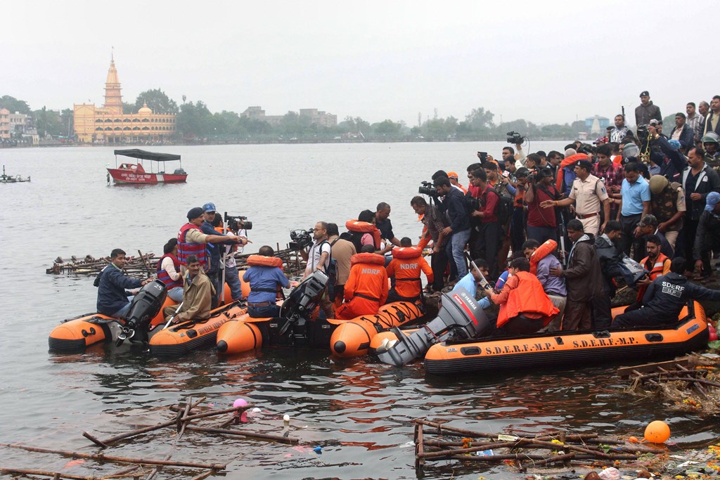 Bhopal: State Disaster Emergency Response Force (SDERF) personnel during a search and rescue operation after a boat capsized in the Lower Lake, in Bhopal, Friday, Sept. 13, 2019. Eleven people drowned when the boat carrying them along with a Ganesh idol for immersion capsized in early dawn hours. (PTI Photo)(PTI9_13_2019_000001B)