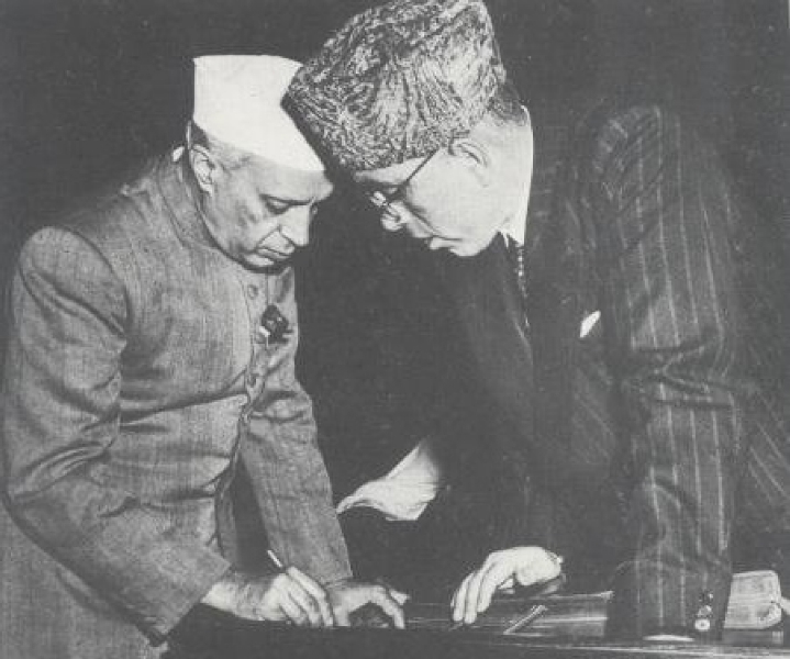जवाहरलाल नेहरू के साथ शेख अब्दुल्ला. (फोटो साभार: विकीमीडिया कॉमन्स) 