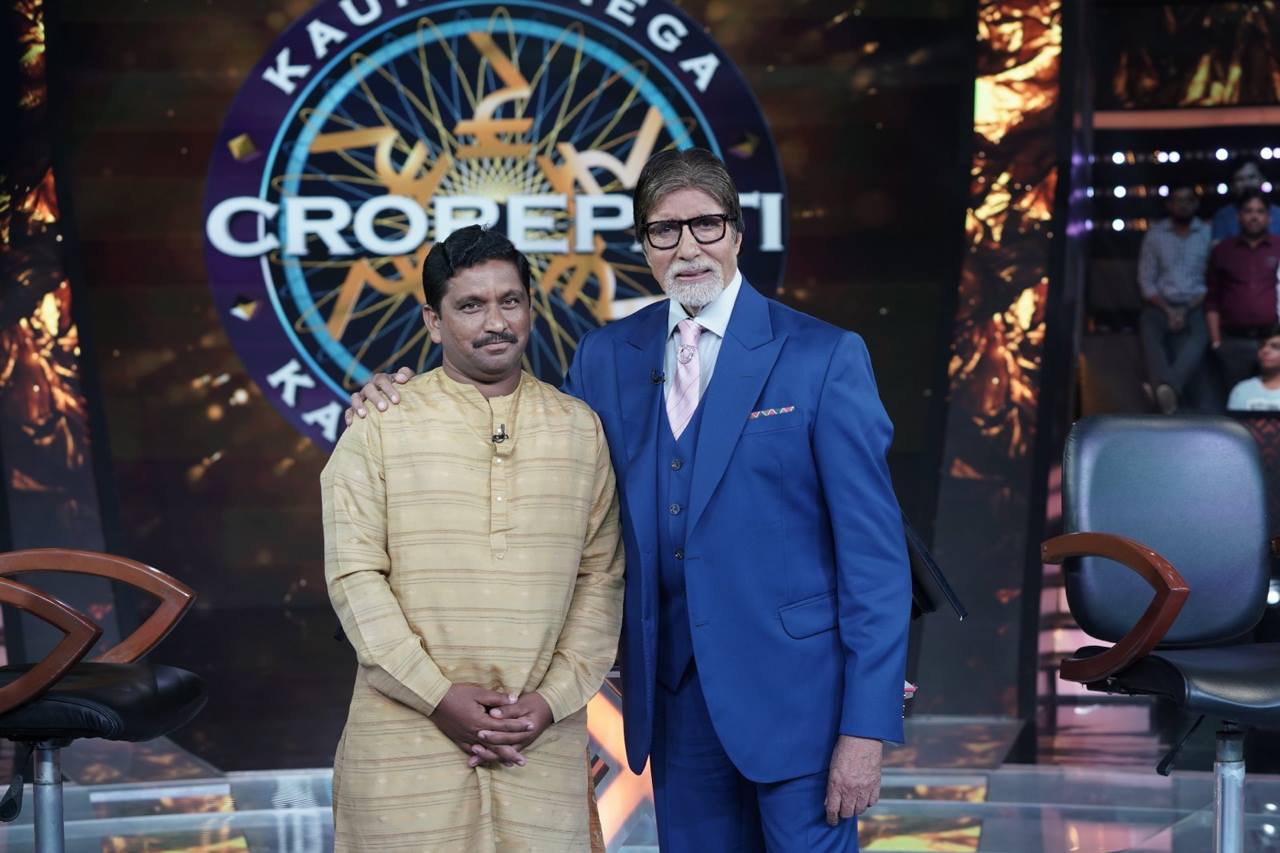 केबीसी के एक प्रतिभागी के साथ अमिताभ बच्चन (फोटो साभार: फेसबुक/अमिताभ बच्चन)