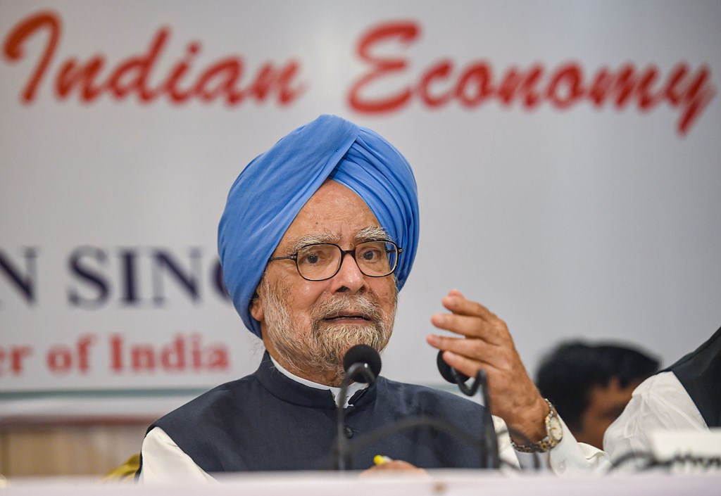 Mumbai: Congress senior leader and former prime minister Manmohan Singh addresses a press conference, in Mumbai, Thursday, Oct. 17, 2019. (PTI Photo/Mitesh Bhuvad)(PTI10_17_2019_000071A)