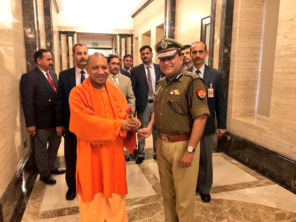 मुख्यमंत्री योगी आदित्यनाथ के साथ उत्तर प्रदेश पुलिस महानिदेशक ओपी सिंह. (फोटो साभार: ट्विटर)