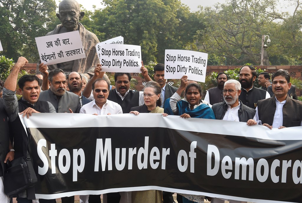 New Delhi: Congress President Sonia Gandhi with senior party leaders leads a protest against Maharashtra government formation issue, at Parliament premises in New Delhi, Monday, Nov. 25, 2019. (PTI Photo/Shahbaz Khan) (PTI11_25_2019_000042B)