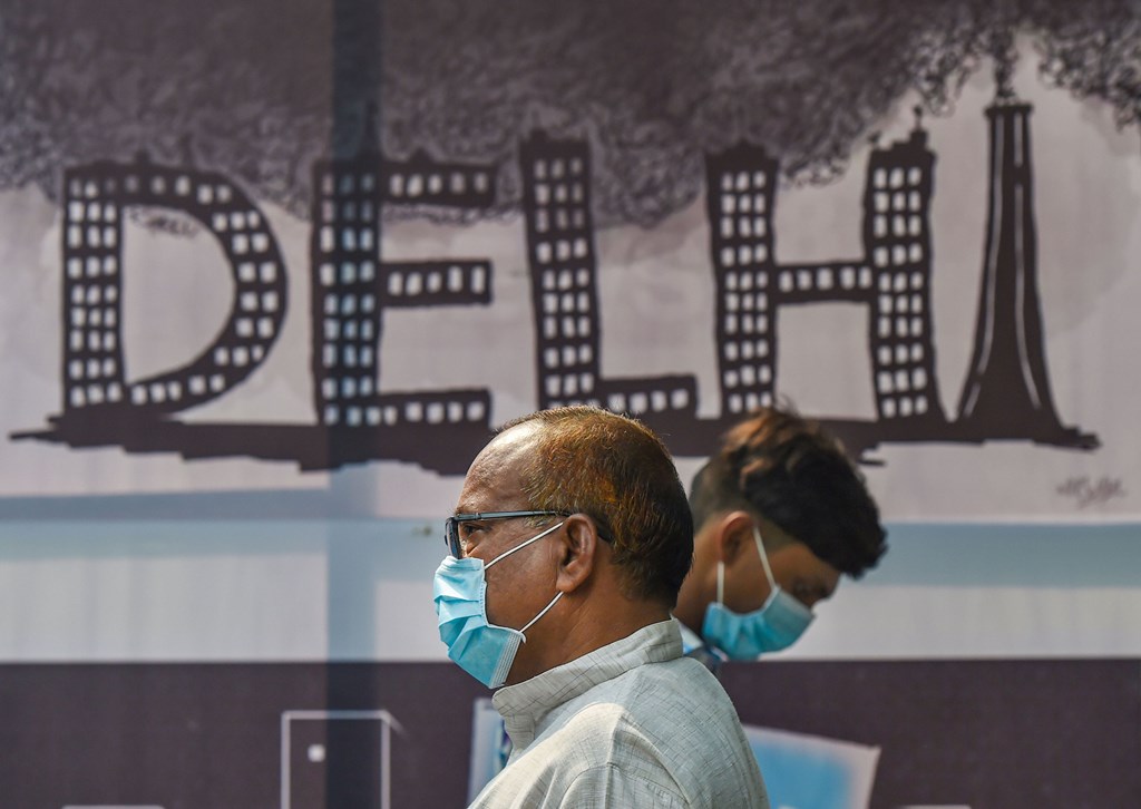 New Delhi: People, wearing masks to get protection from air-pollution, walk along a road in New Delhi, Friday, Nov. 1, 2019. ( PTI Photo/Manvender Vashist) (PTI11_1_2019_000102B)