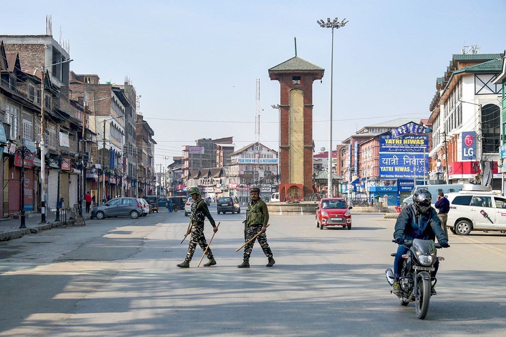Srinagar: Security personnel keep vigil at Lal Chowk after bifurcation of the Jammu and Kashmir state came into existence, in Srinagar, Thursday, Oct. 31, 2019. (PTI Photo/S. Irfan) (PTI10_31_2019_000132B)