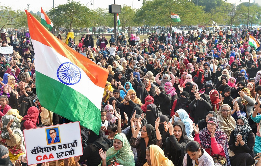 Lucknow: Muslim women stage a protest against CAA and NRC near the Ghantaghar in the old city area of Lukcnow, Saturday, Jan. 25, 2020. (PTI Photo/Nand Kumar) (PTI1_25_2020_000145B)