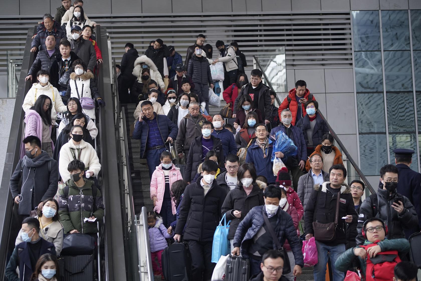 Passengers wearing masks are seen at Shanghai railway station in Shanghai, China January 21, 2020. REUTERS/Aly Song