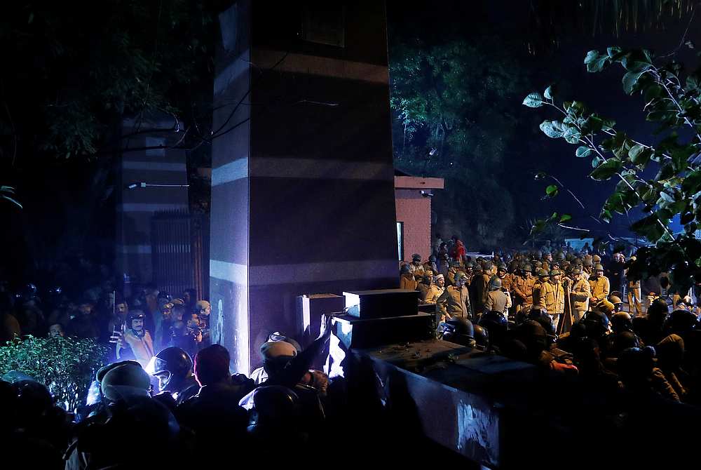 05 जनवरी 2020 की रात जेएनयू के गेट पर तैनात पुलिस. (फोटो: रायटर्स)
