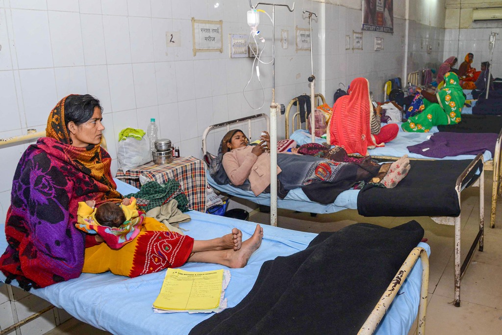 राजस्थान के कोटा स्थित जेके लोन अस्पताल में भर्ती मरीज़. (फोटो: पीटीआई)