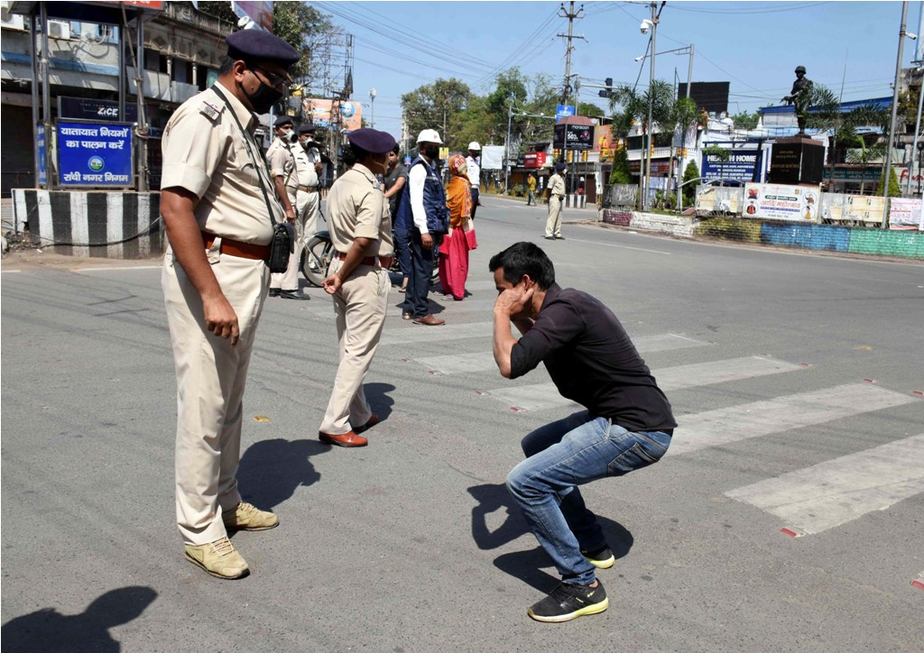 लॉकडाउन दौरान के बिहार के रांची में पुलिस एक व्यक्ति सजा देते हुए. (फोटो: पीटीआई)