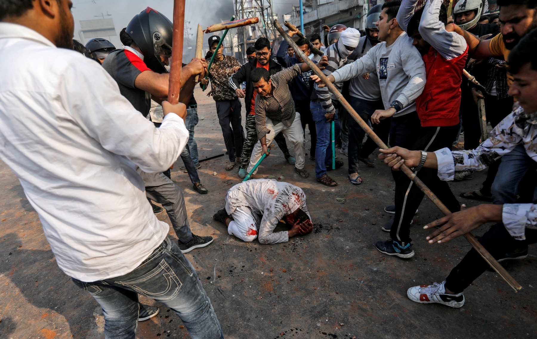 People supporting the new citizenship law beat a Muslim man during a clash with those opposing the law in New Delhi, February 24, 2020. REUTERS/Danish Siddiqui