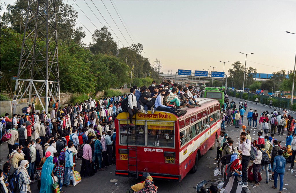 Ghaziabad: Migrants board a bus to their native villages during a nationwide lockdown, imposed in the wake of coronavirus pandemic at Kaushambi, in Ghaziabad, Saturday, March 28, 2020. (PTI Photo/Manvender Vashist) (PTI28-03-2020 000285B)