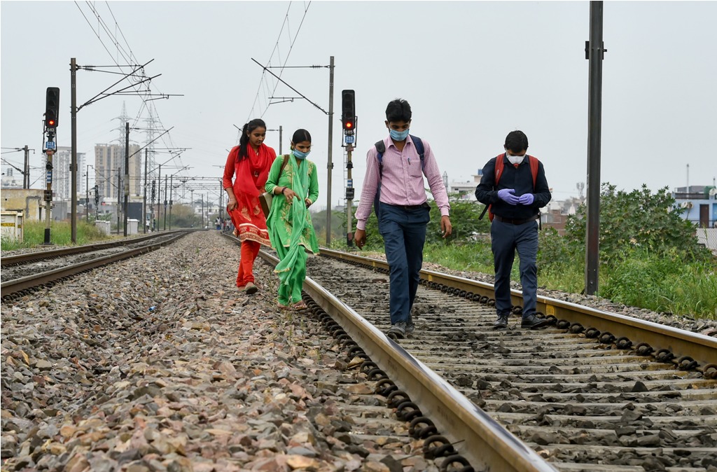 Ghaziabad: Migrant workers walk on railway tracks after they couldnt find any transport to return to their native places, during a 21-day nationwide lockdown to limit the spread of coronavirus, in Ghaziabad, Thursday, March 26, 2020. (PTI Photo/Arun Sharma)