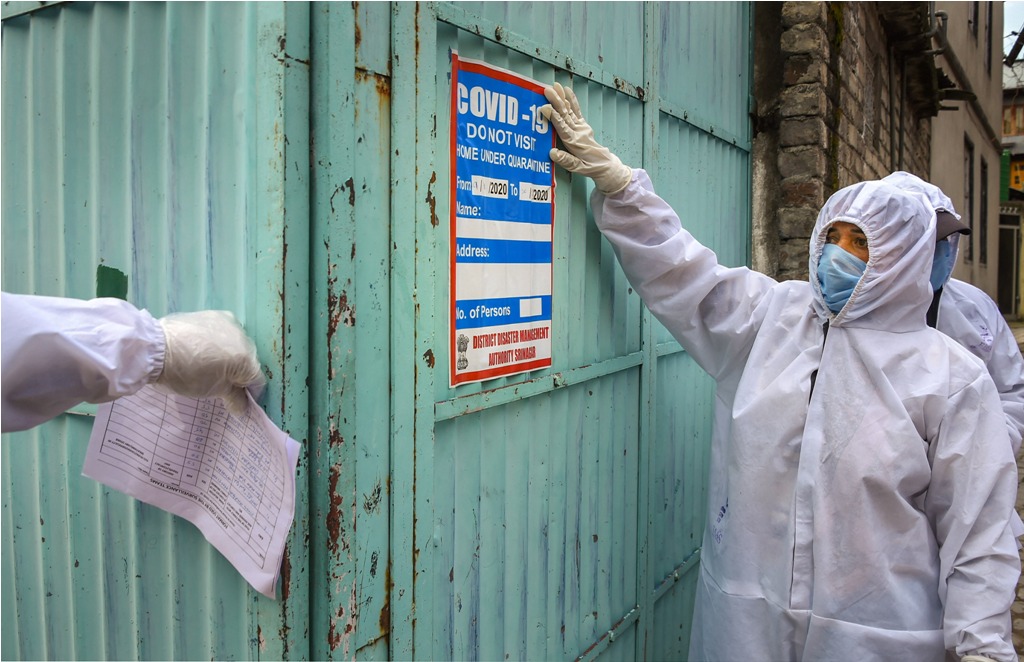 Srinagar: Health workers conduct door-to-door surveillance in a red zone area for COVID-19, amid the nationwide lockdown imposed to contain the spread of the novel coronavirus, in Srinagar, Thursday, April 9, 2020. (PTI Photo/S. Irfan) (PTI09-04-2020_000153B)