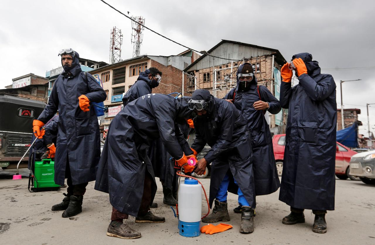 Municipal workers prepare to disinfect a mosque, amid coronavirus disease (COVID-19) fears, in Srinagar March 13, 2020. (Photo: REUTERS/Danish Ismail)
