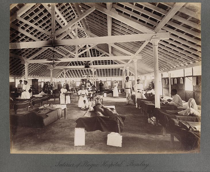 1896-97 में बॉम्बे में फैले प्लेग के दौरान मरीजों के लिए बना एक अस्थायी अस्पताल. (फोटो साभार: Wellcome Library, London)