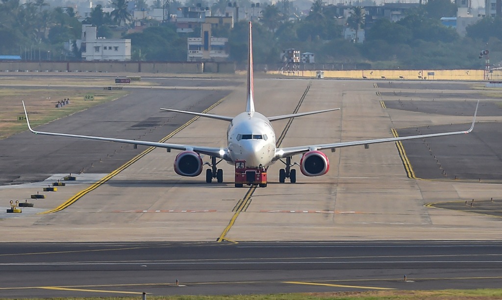 निजी एयरलाइंस जनता को गुमराह और ज़्यादा पैसे देने को मजबूर कर रही हैं: संसदीय समिति