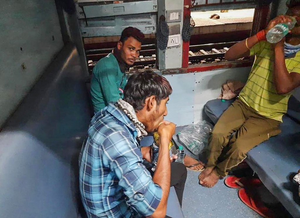 Lingamapally: Migrants board a special train for Hatia in Jharkhand, amid the nationwide lockdown, at Lingampally Station in Telangana, early Friday morning, May 1, 2020. This was the first special train to transport the stranded migrants. The 24-coach train, which usually seats 72 people in a compartment, contained only 54 people in each in accordance with social distancing guidelines. (PTI Photo)  (PTI01-05-2020_000217B) *** Local Caption ***
