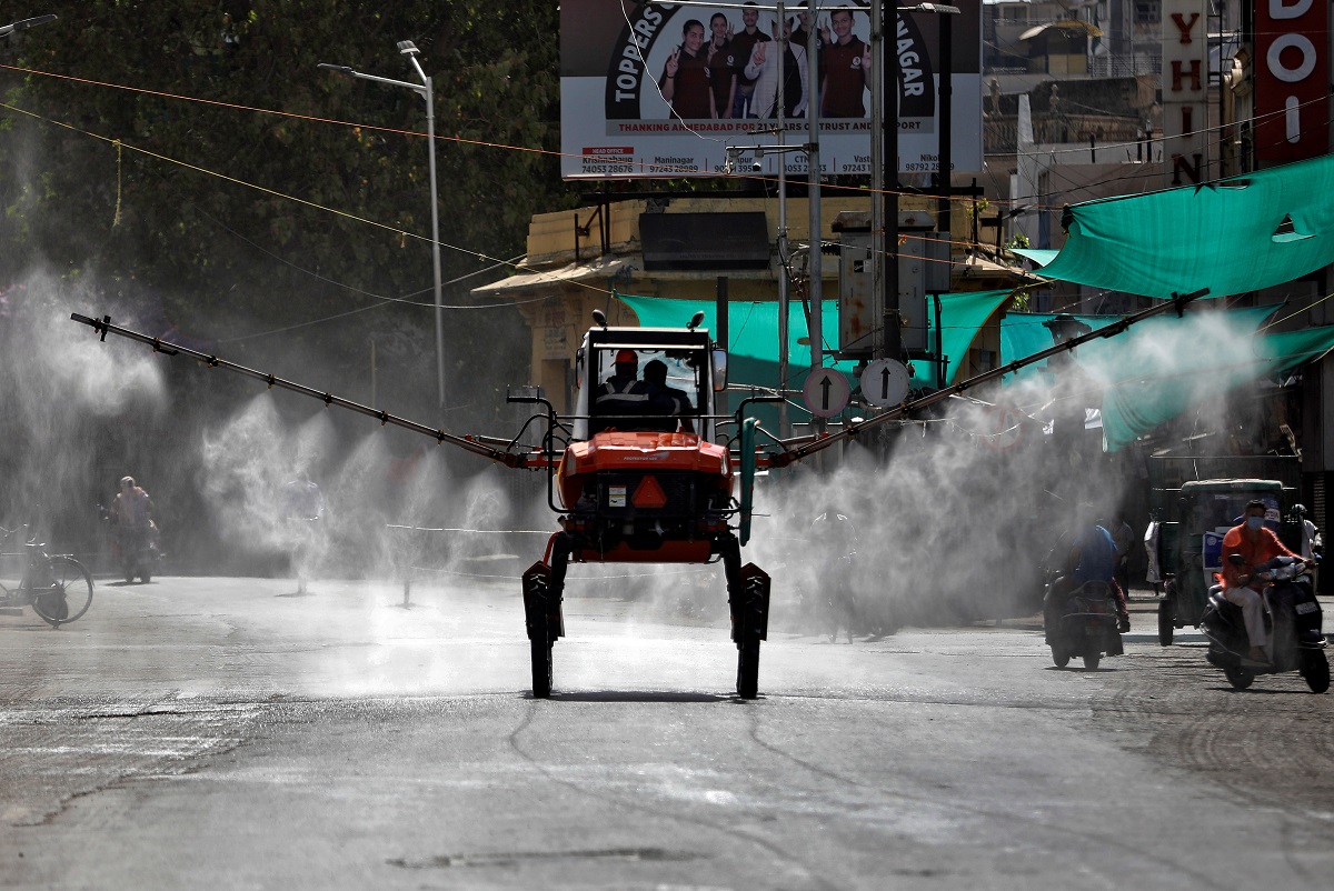 कोरोना वायरस का प्रसार रोकने के लिए गुजरात के अहमदाबाद शहर में छिड़काव करते कर्मचारी. (फोटो: रॉयटर्स)