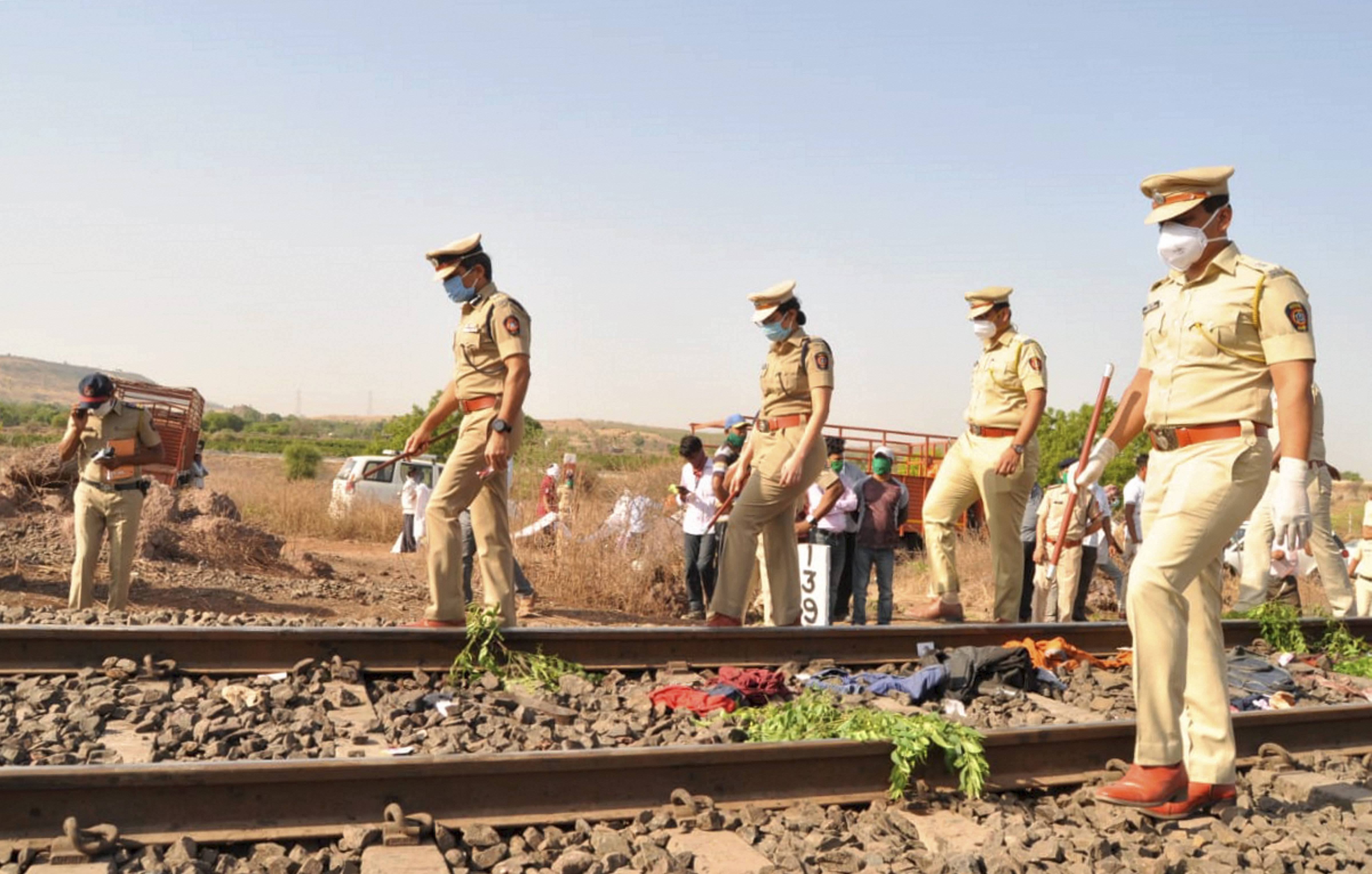औरंगाबाद जिले में रेलवे ट्रैक पर हुई मजदूरों की मौत के बाद घटनास्थल की जांच करती पुलिस. (फोटो: पीटीआई)