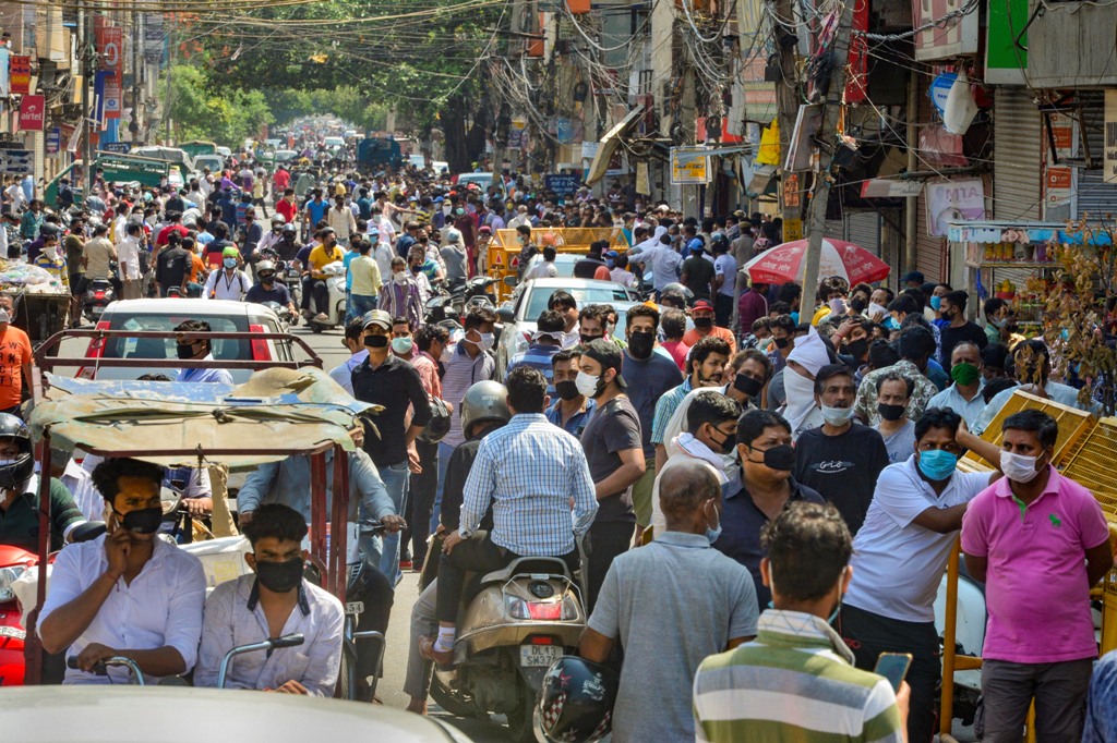 मंगलवार को लॉकडाउन के बीच शराब खरीदने के लिए पूर्वी दिल्ली के विश्वास नगर इलाके में उमड़ी भीड़. (फोटो: पीटीआई)