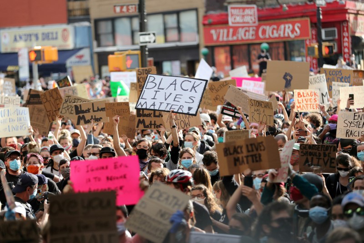 Protesters hold placards as they rally against the death in Minneapolis police custody of George Floyd, in the Manhattan borough of New York City, U.S., June 2, 2020. REUTERS/Jeenah Moon