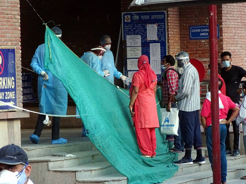 New Delhi: National Human Rights Commission (NHRC) team led by Latika Kalra visits Lok Nayak Jai Prakash (LNJP) Hospital, during ongoing nationwide COVID-19 lockdown, in New Delhi, Thursday, June 11, 2020. (PTI Photo)(PTI11-06-2020 000161B)