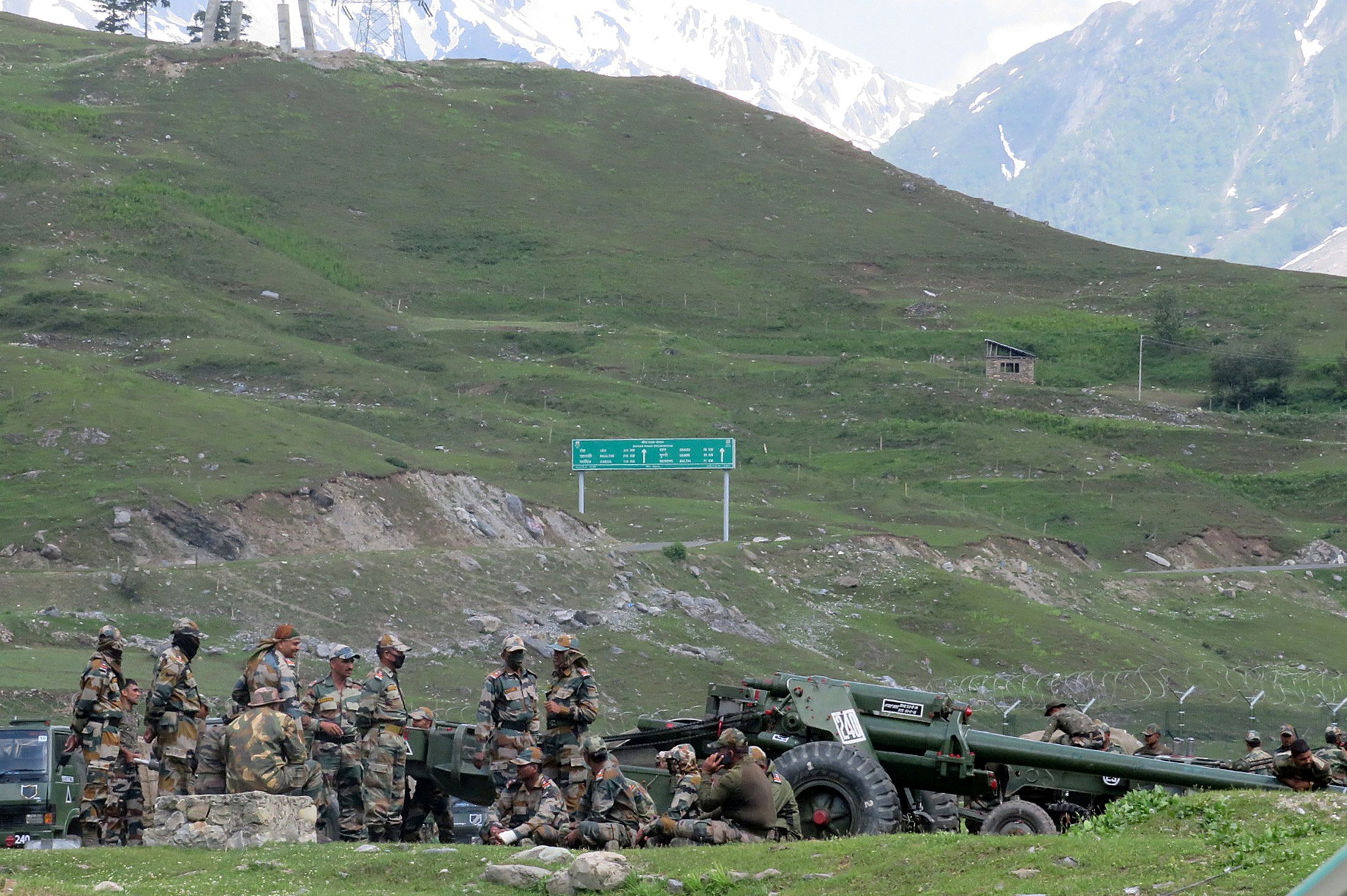 Indian army soldiers rest next to artillery guns at a makeshift transit camp before heading to Ladakh, near Baltal, southeast of Srinagar (REUTERS/Stringer)