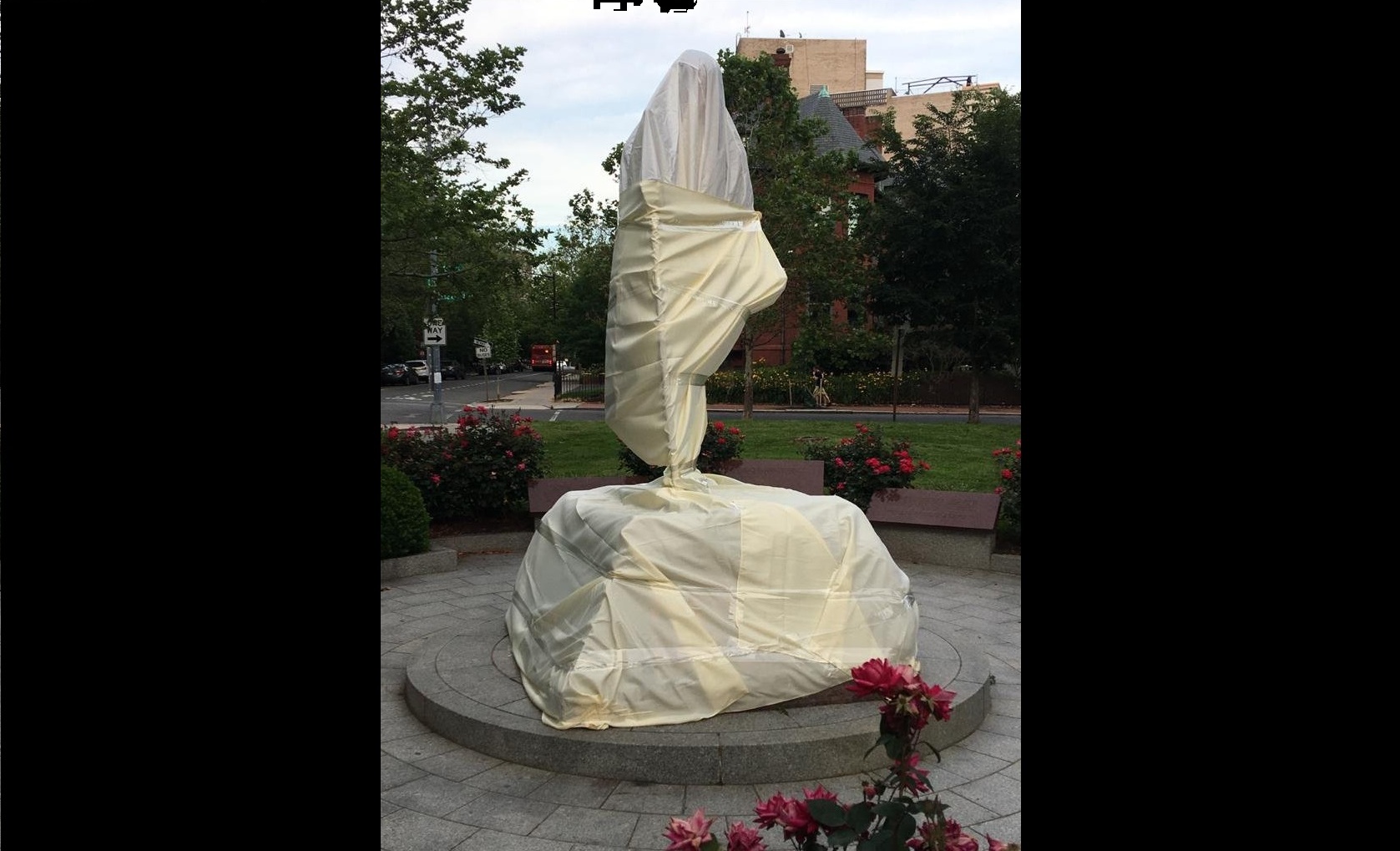 वॉशिगटन में भारतीय दूतावास के सामने स्थापित प्रतिमा को फिलहाल ढक दिया गया है. (फोटो सभार: एएनआई)