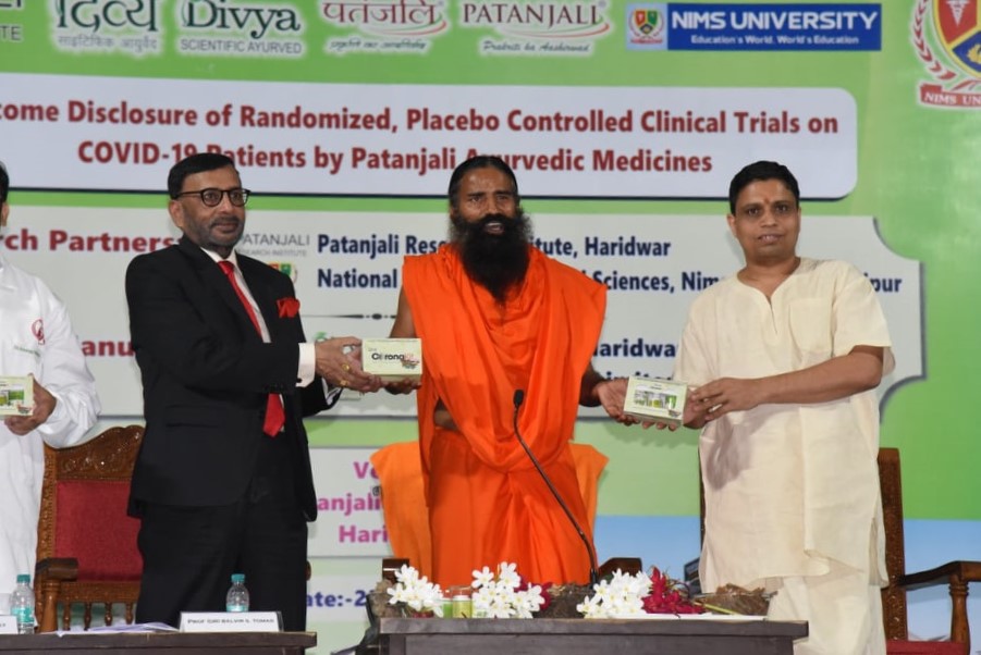 हरिद्वार में कोरोनिल दवा लॉन्च करते योग गुरु रामदेव और आचार्य बालकृष्ण (फोटो: ट्विटर/पतंजलि आयुर्वेद)
