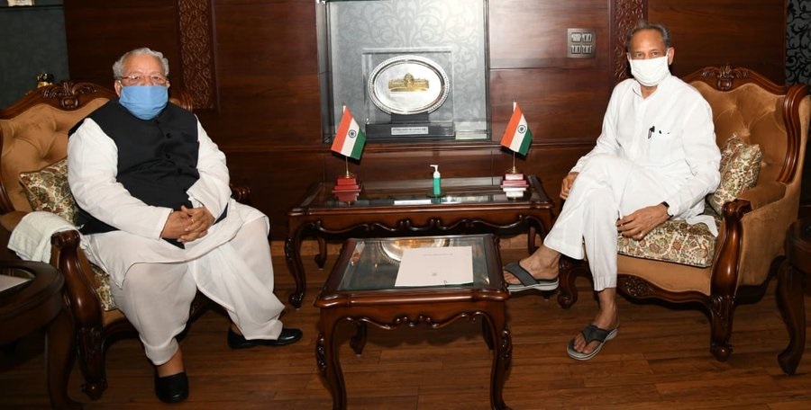 राज्यपाल कलराज मिश्र के साथ राजस्थान के मुख्यमंत्री अशोक गहलोत. (फोटो साभार: ट्विटर/@KalrajMishra)