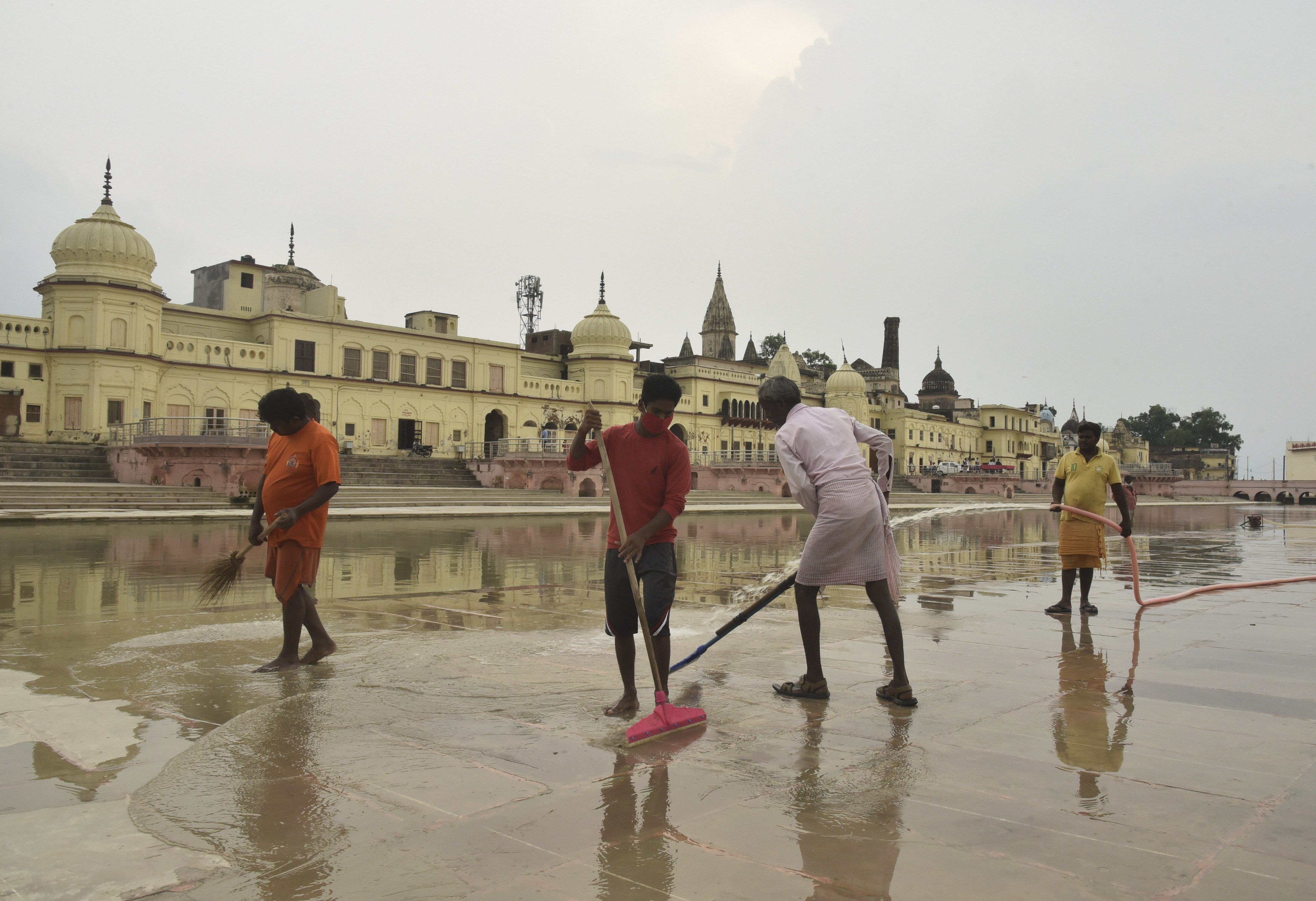अयोध्या में राम की पौड़ी पर आगामी भूमि पूजन कार्यक्रम से पहले सफाई करते कर्मचारी. (फोटो: पीटीआई) 