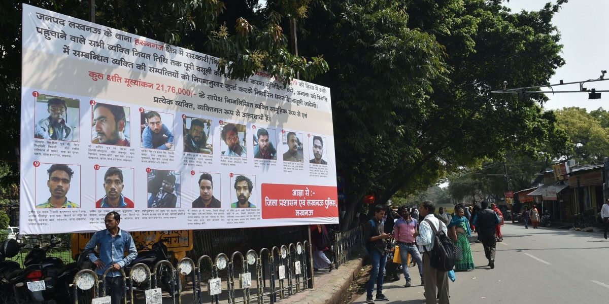 उत्तर प्रदेश की राजधानी लखनऊ में सीएए विरोधी प्रदर्शन के आरोपियों के पोस्टर बीते मार्च महीने में जगह-जगह लगाए गए थे. (फोटो: पीटीआई)