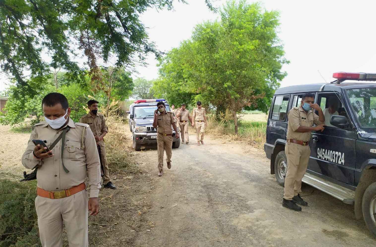 कानपुर के बिकरू गांव में पुलिसकर्मियों पर हिस्ट्रीशीटर विकास दुबे के हमले के बाद वहां जांच के लिए पहुंचे पुलिसकर्मी. (फोटो: पीटीआई)