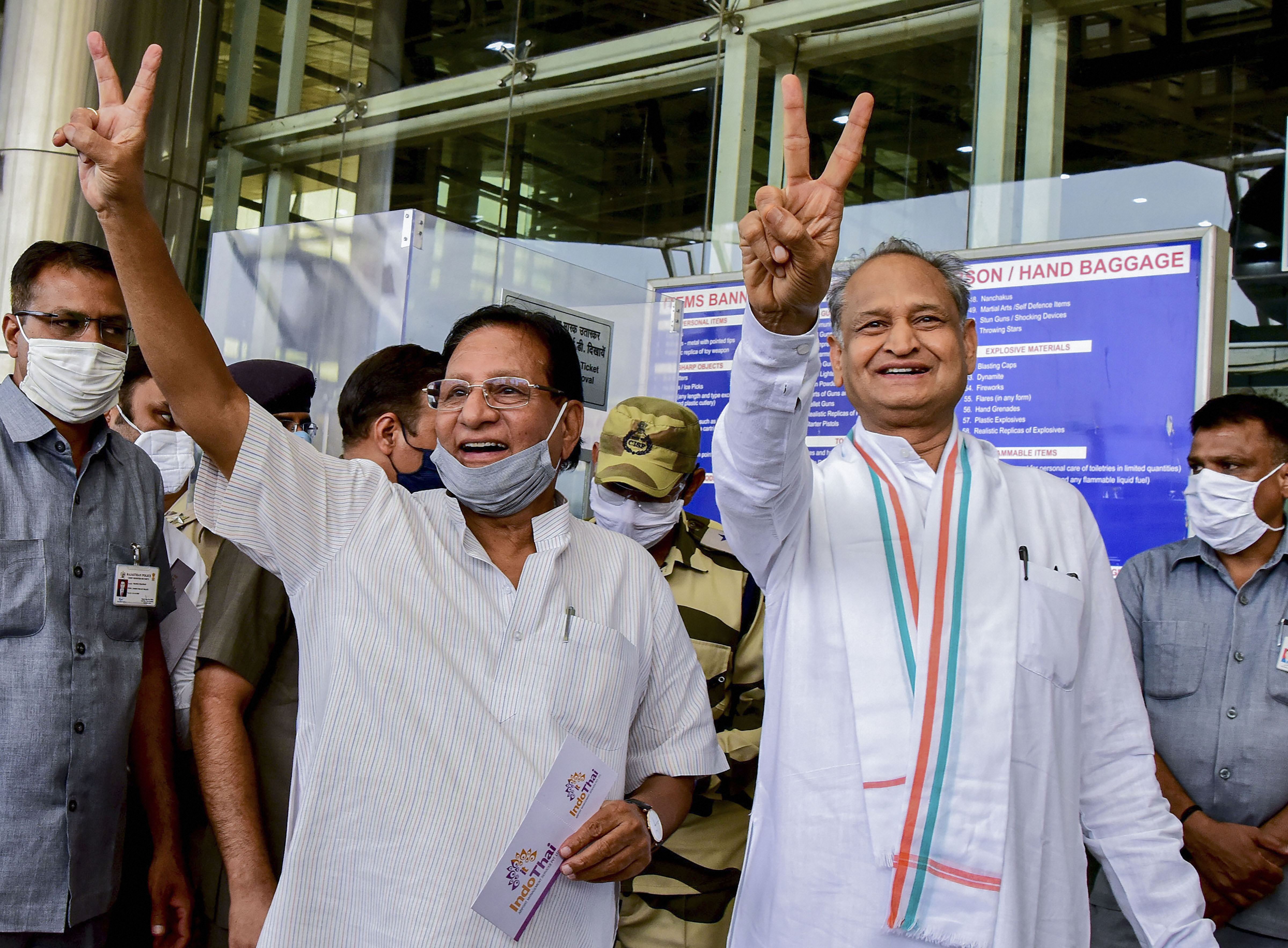 जयपुर एयरपोर्ट पर वरिष्ठ कांग्रेस नेता शांति  मुख्यमंत्री अशोक गहलोत. (फोटो: पीटीआई)