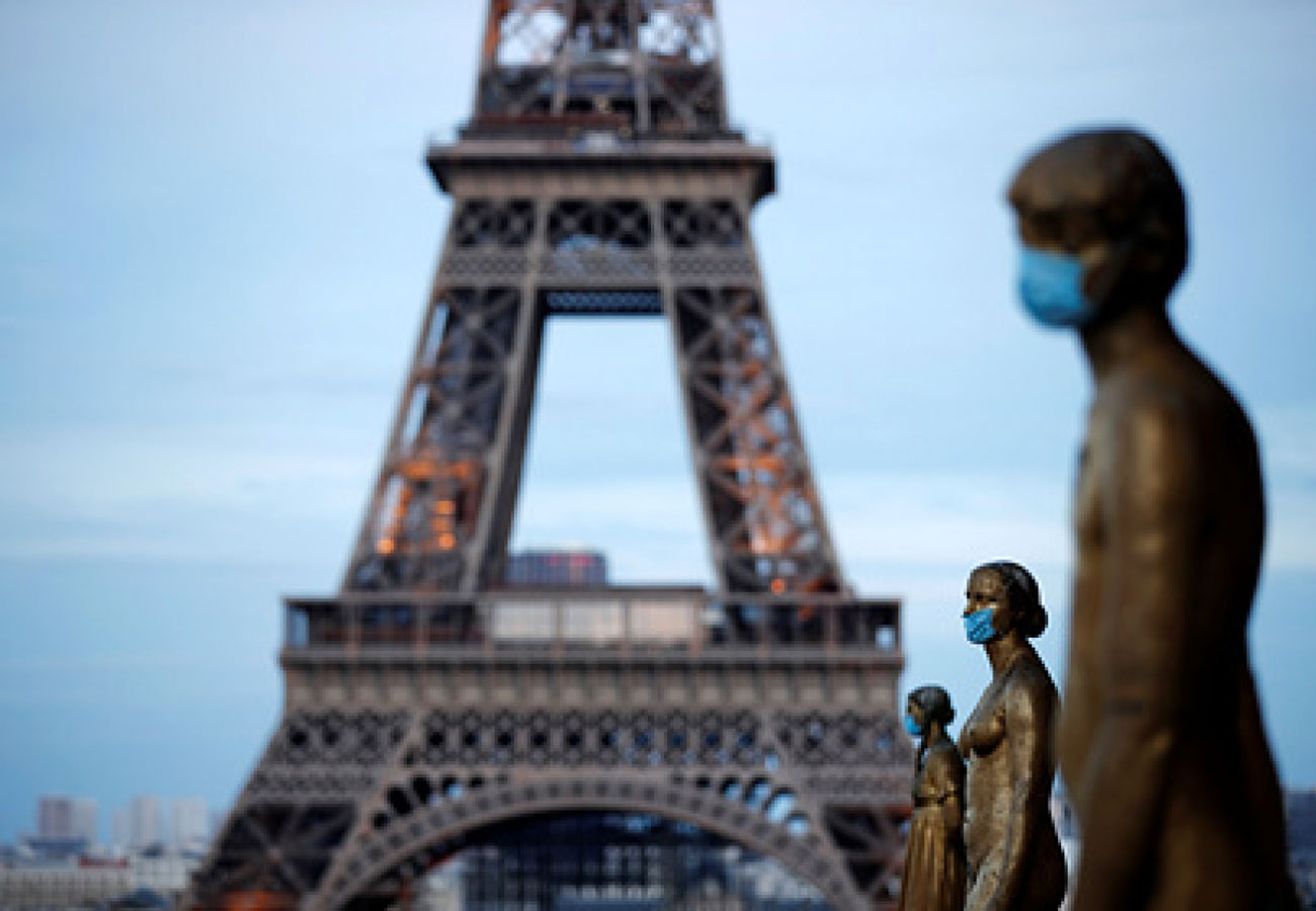  Golden Statues at the Trocadero square near the Eiffel tower wear protective masks during the outbreak of the coronavirus disease (COVID-19) in Paris, France, May 2, 2020. REUTERS/Benoit Tessier/File Photo