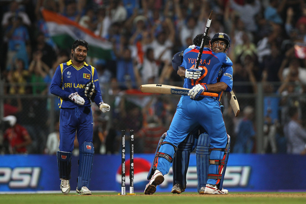2011 क्रिकेट विश्व कप जीतने के बाद युवराज सिंह के साथ धोनी. (फोटो साभार: ट्विटर)