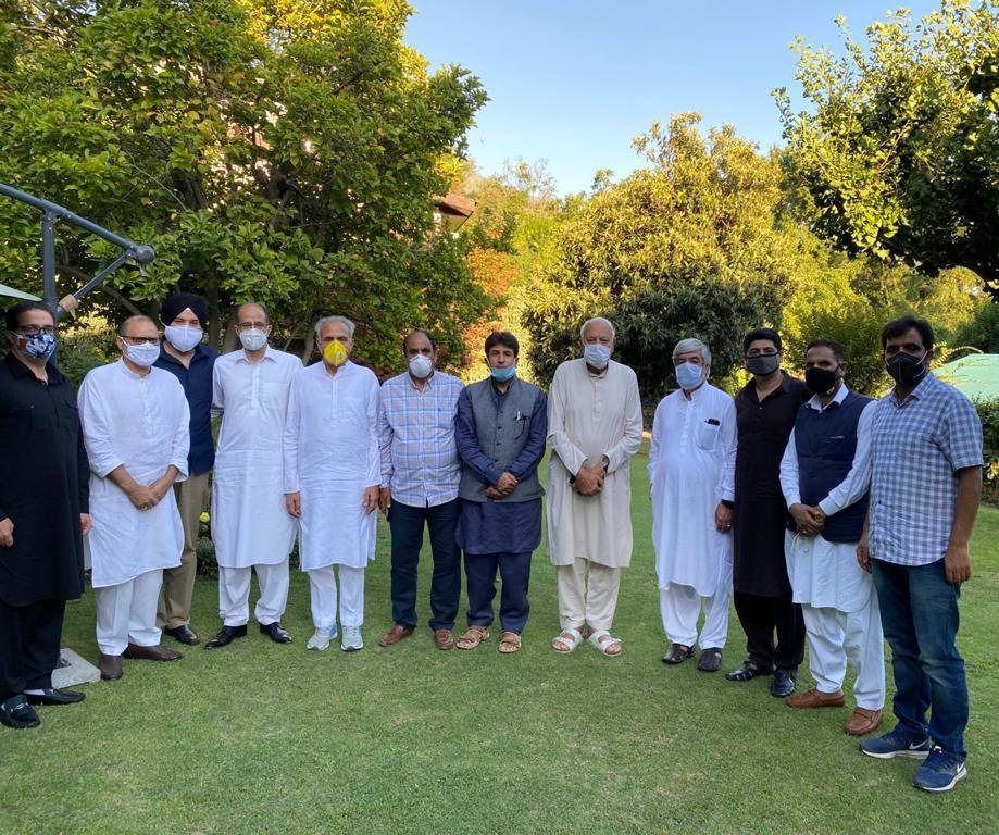 नेशनल कॉन्फ्रेंस, पीडीपी, कांग्रेस और पीपुल्स कॉन्फ्रेंस सहित जम्मू कश्मीर की मुख्यधारा के राजनीतिक दलों की बैठक में शामिल नेता. (फोटो साभार: ट्विटर/@JKNC_)