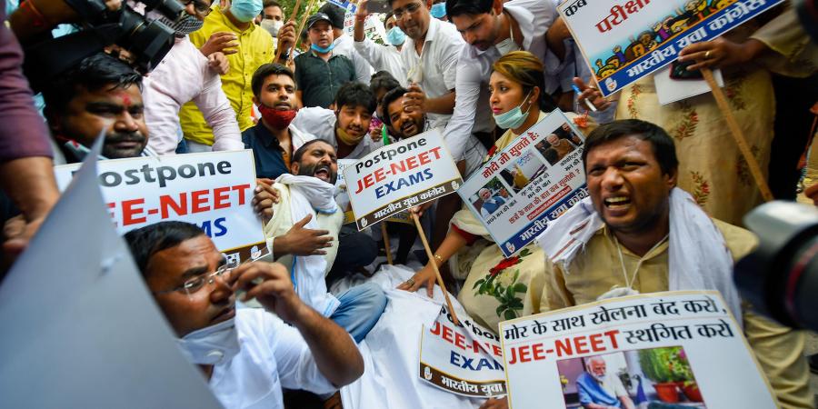 नई दिल्ली में बीते दिनों युवा कांग्रेस कार्यकर्ताओं ने नीट और जेईई स्थगित करने की मांग को लेकर प्रदर्शन किया था. (फोटो: पीटीआई)